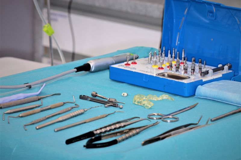 szestaw narzędzi używany przy implantacji